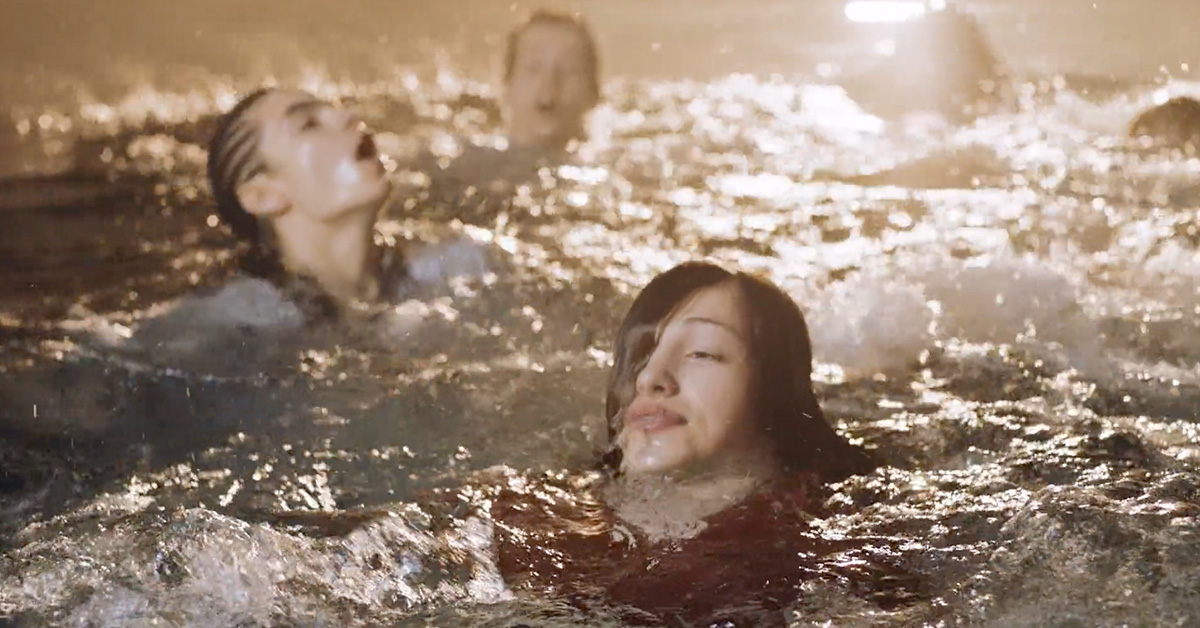 Unge i vand som kommer op efter luft fra Maryfonden reklame film